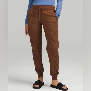 Lululemon Dance Studio Mid-Rise Jogger Roasted Brown
Size 4 💎EUC Retail $118